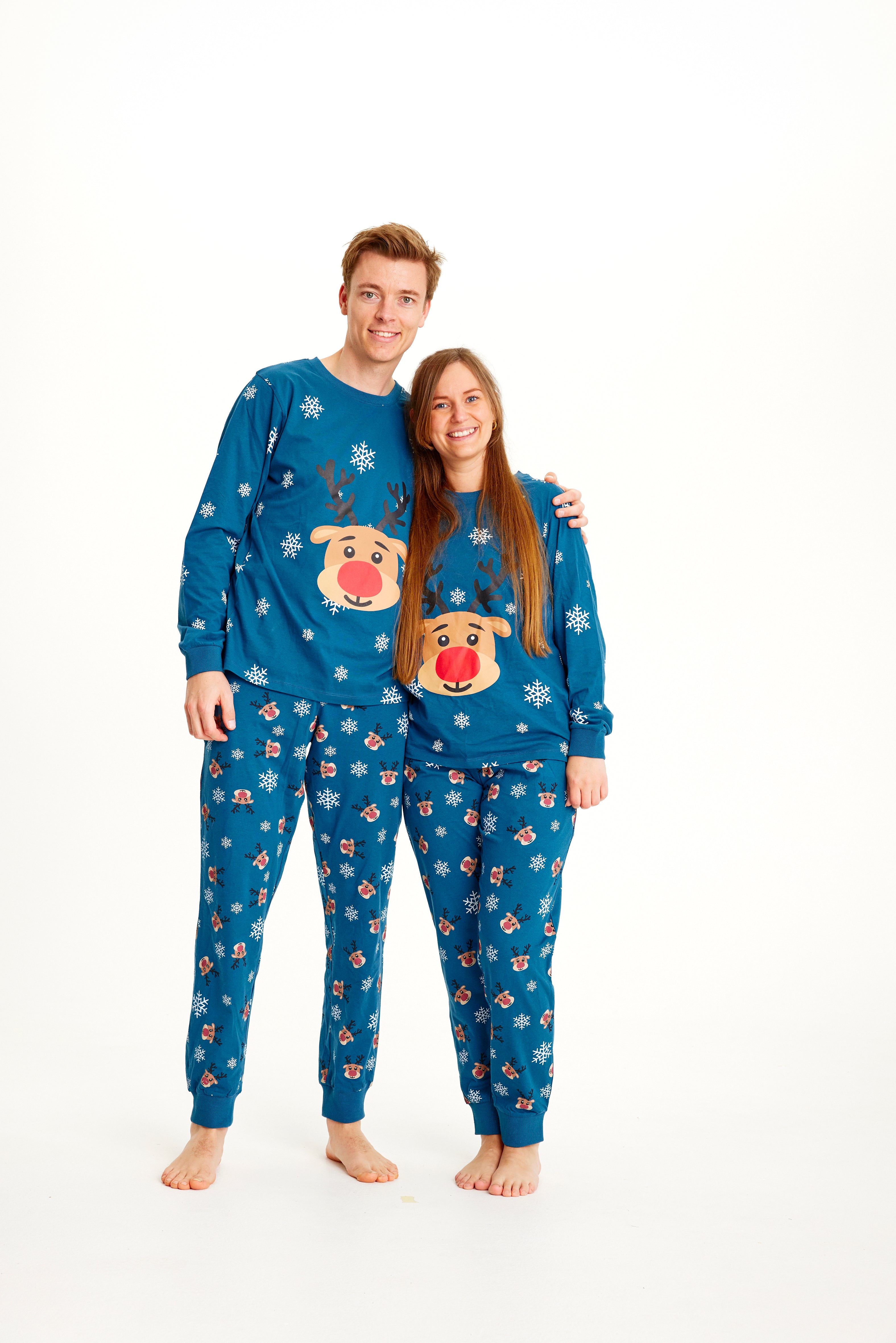Ein Paar in einem blauen Weihnachtspyjama mit Rudolph.